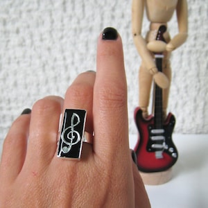 Violinschlüssel schwarzer Ring aus Kunstharz mit silberfarbenem Band. Der perfekte Schmuck für Musiker, Sänger, Musiklehrer, Jugendliche
