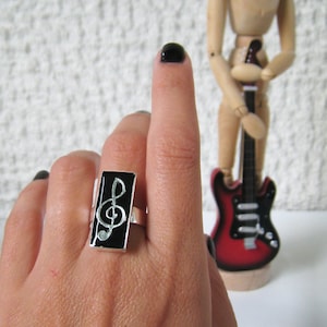 Treble clef black ring, made of resin, with a silver tone band. The perfect jewelry for musicians, singer, music teachers, teenagers