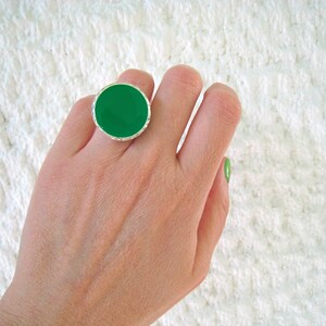 Emerald green big round ring, made of resin, with a hammered silver band. A bold statement ring, in a beautiful green color image 3