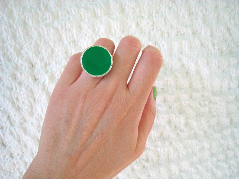 Emerald green big round ring, made of resin, with a hammered silver band. A bold statement ring, in a beautiful green color image 3