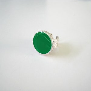 Emerald green big round ring, made of resin, with a hammered silver band. A bold statement ring, in a beautiful green color image 5