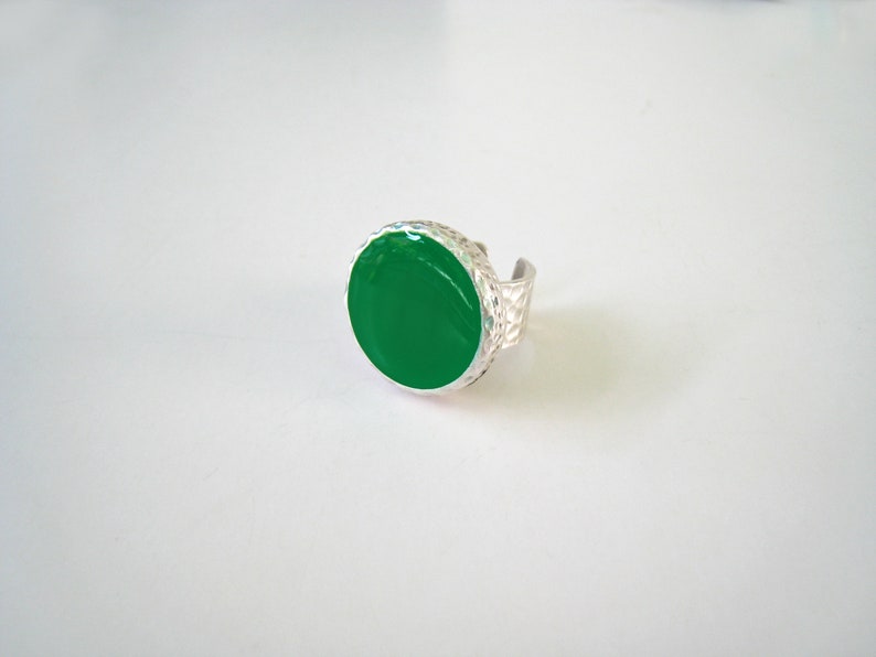 Emerald green big round ring, made of resin, with a hammered silver band. A bold statement ring, in a beautiful green color image 5