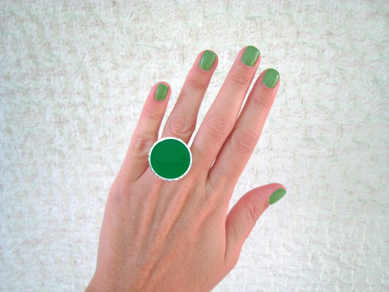 Emerald green big round ring, made of resin, with a hammered silver band. A bold statement ring, in a beautiful green color image 2