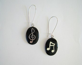 Music note & treble clef mismatched earrings, made of resin, very lightweight. Perfect gift for music teachers, singers, teenagers