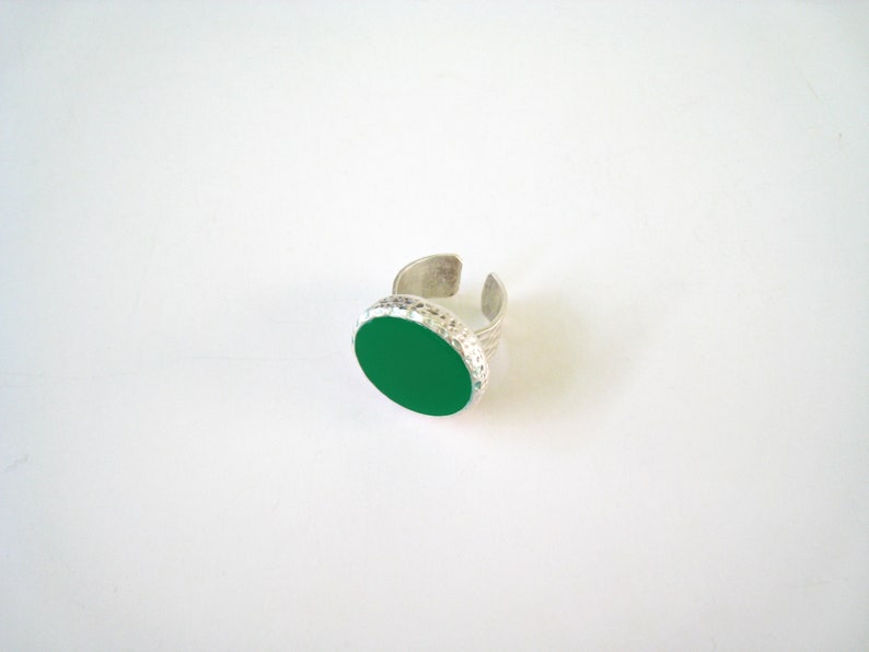 Emerald green big round ring, made of resin, with a hammered silver band. A bold statement ring, in a beautiful green color image 7