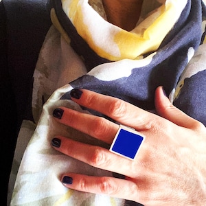 Lapis blue big square ring, made of resin, with an engraved band. A statement ring, in a deep and dramatic indigo blue color