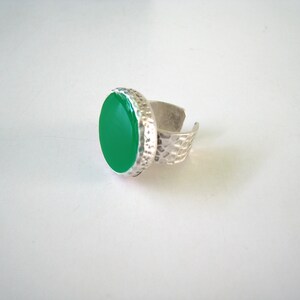 Emerald green big round ring, made of resin, with a hammered silver band. A bold statement ring, in a beautiful green color image 4