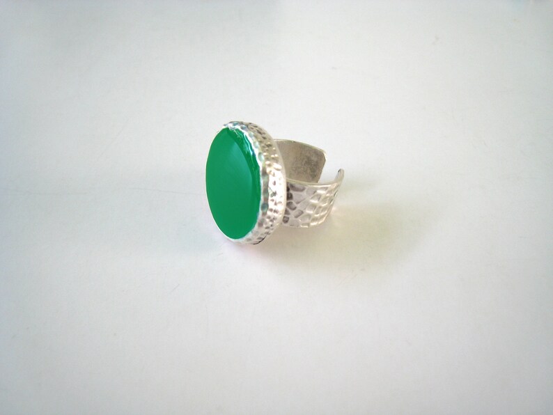 Emerald green big round ring, made of resin, with a hammered silver band. A bold statement ring, in a beautiful green color image 4