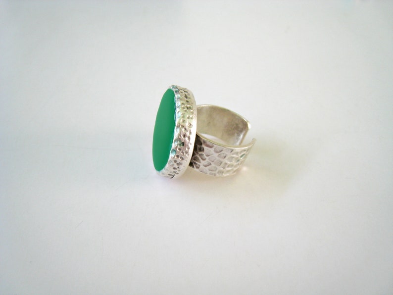 Emerald green big round ring, made of resin, with a hammered silver band. A bold statement ring, in a beautiful green color image 6