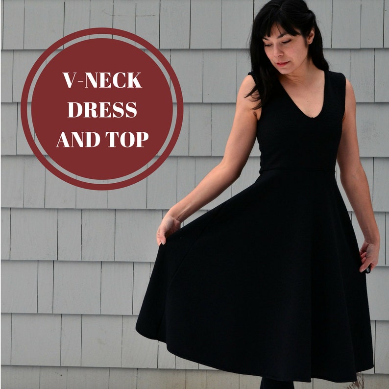 Pode incluir: Um vestido preto sem mangas com decote em V. O vestido tem um corpete justo e uma saia rodada. O vestido &eacute; fotografado em uma modelo em frente a um fundo de madeira cinza. O texto "V-NECK DRESS AND TOP" &eacute; exibido em um c&iacute;rculo vermelho.