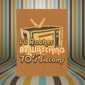 Peut inclure: Affiche de style vintage avec une illustration de télévision rétro. Le texte "I'd Rather Be Watching 70's Sitcoms" est affiché en orange, blanc et marron. Le fond présente un motif à rayures.