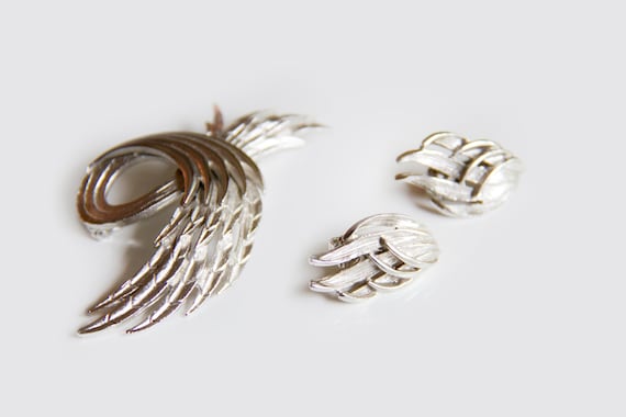 Brushed feather brooch and earring set, Silver to… - image 1