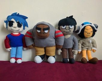 Peluches de la banda Gorillaz / 2D, Noodle, Murdoc, Russel (¡elige el atuendo de tu video favorito!)