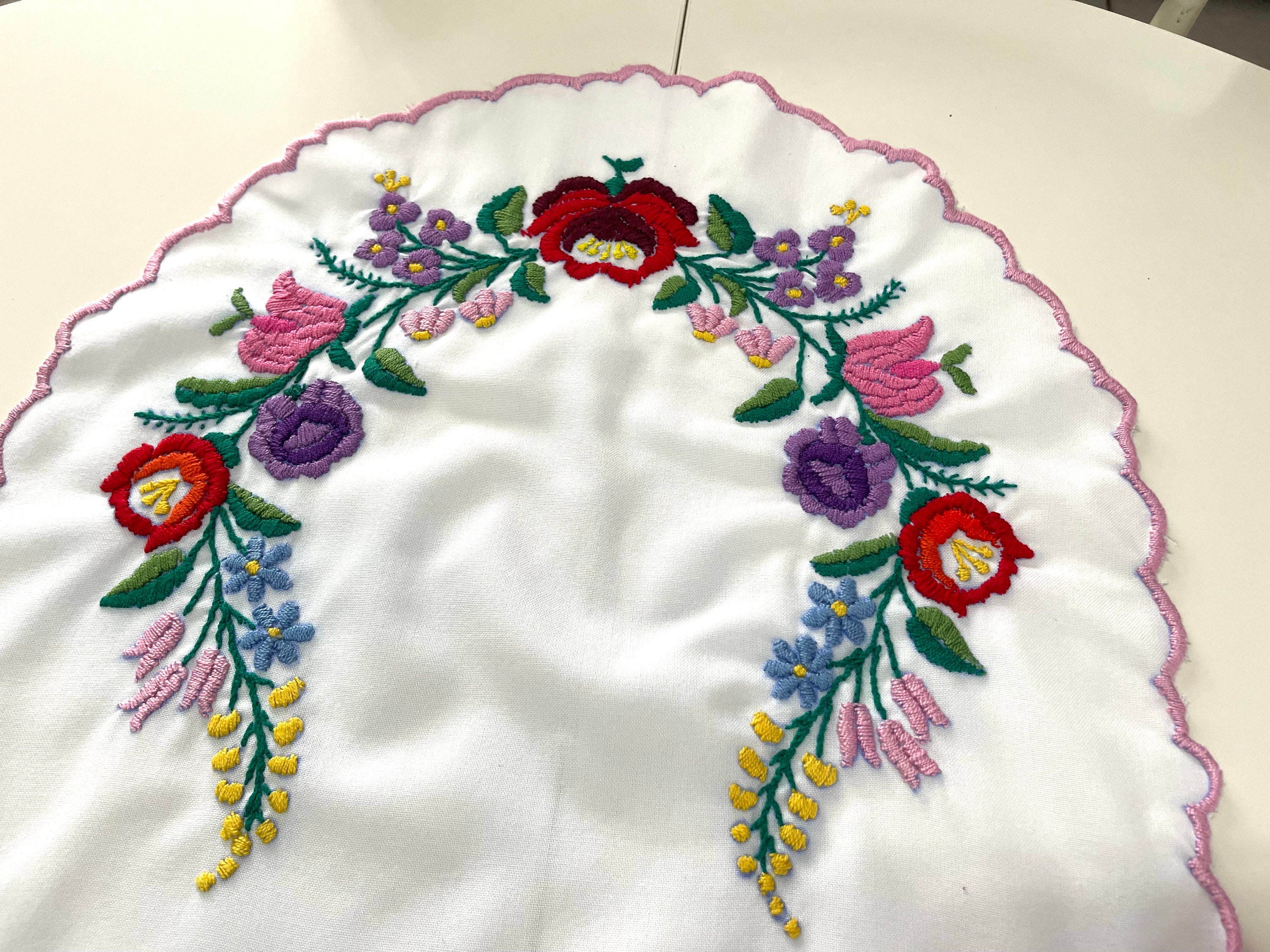 ヴィンテージハンガリー刺繍テーブルクロス：カロチャの花柄手刺繍