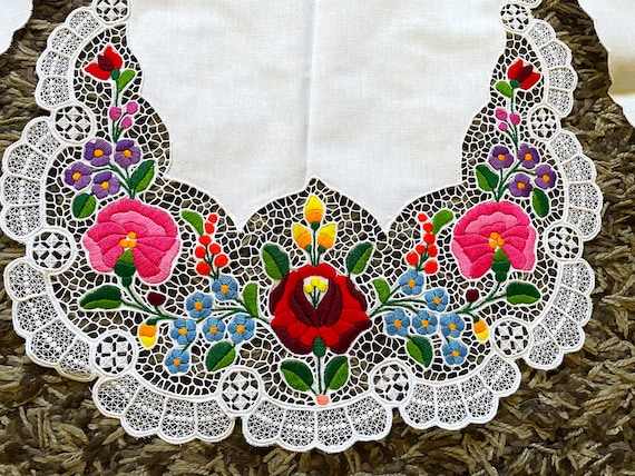 カラフルなモチーフが刺繍されたハンガリーの透かし彫りのエプロン