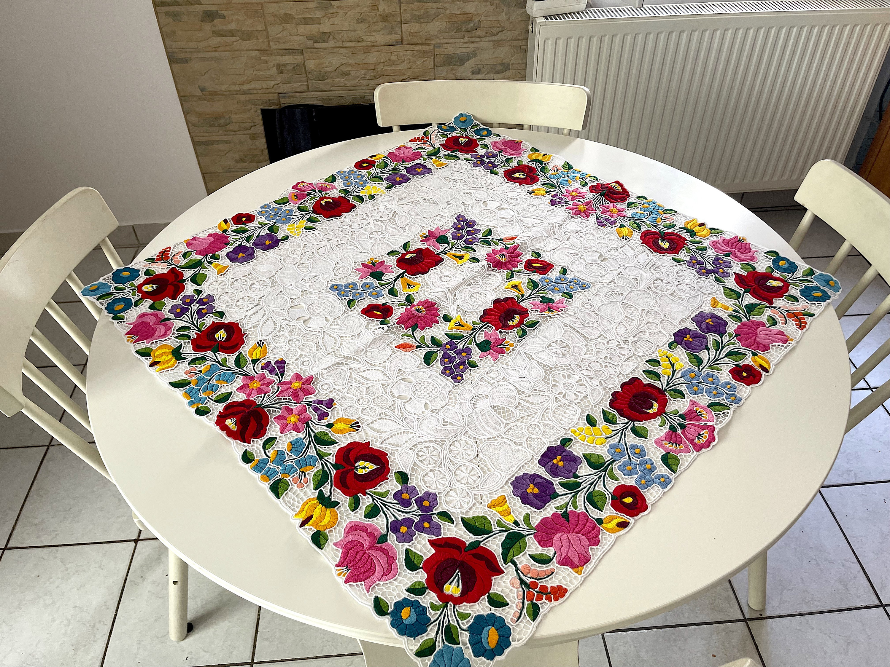 ハンガリーの正方形の手刺繍の透かし模様のテーブルクロス。テーブル