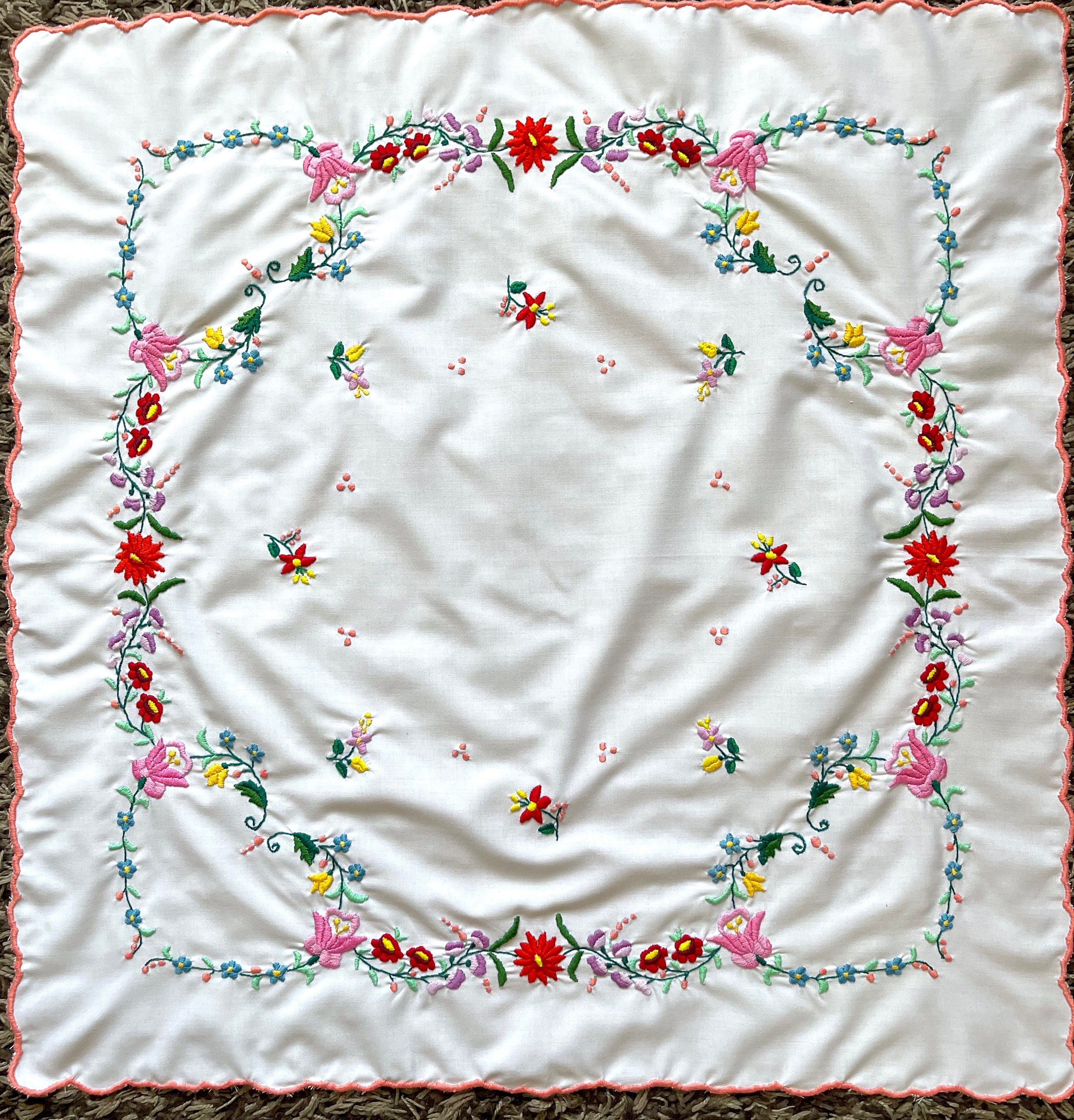 カロチャで作られた花の刺繍が施されたヴィンテージハンガリーの手作り