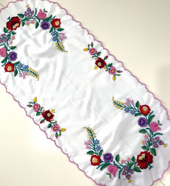 ヴィンテージハンガリー刺繍テーブルクロス：カロチャの花柄手刺繍