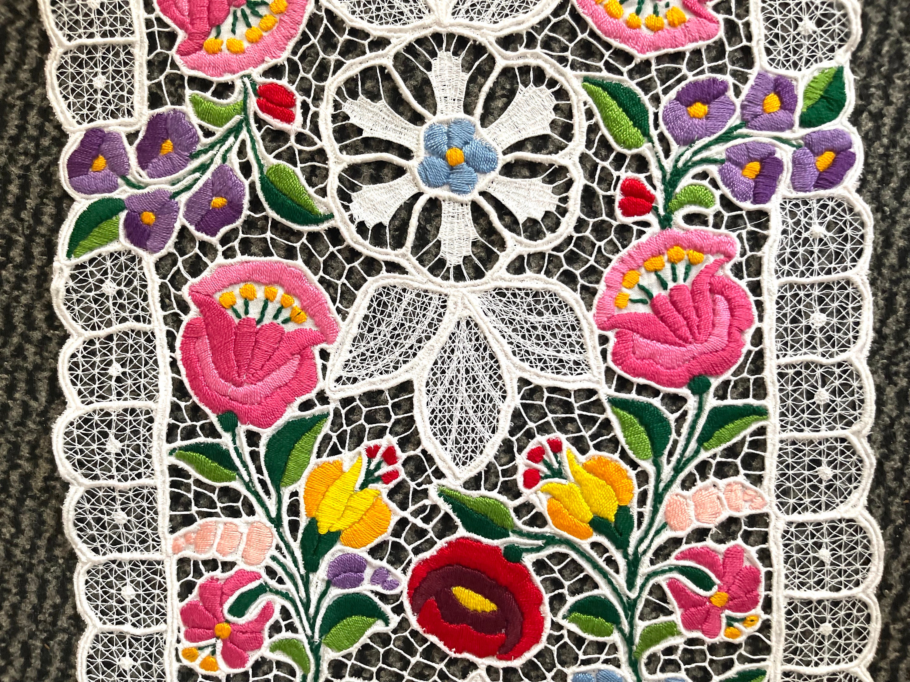 ハンガリーの手刺繍テーブルクロス、リシュリュー柄（カロチ産