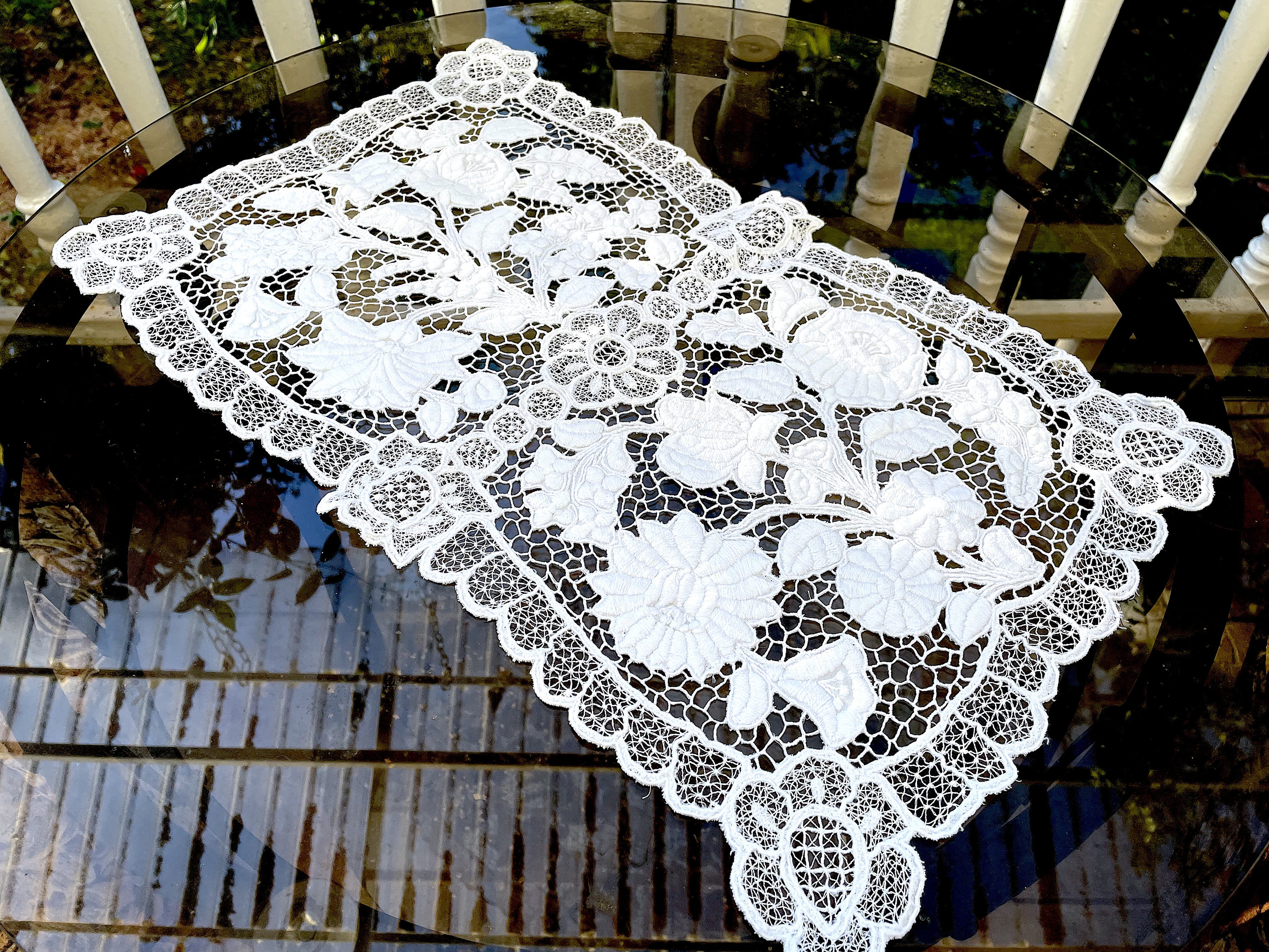 ハンガリーのリシュリュー テーブルクロス。手刺繍のテーブルクロス