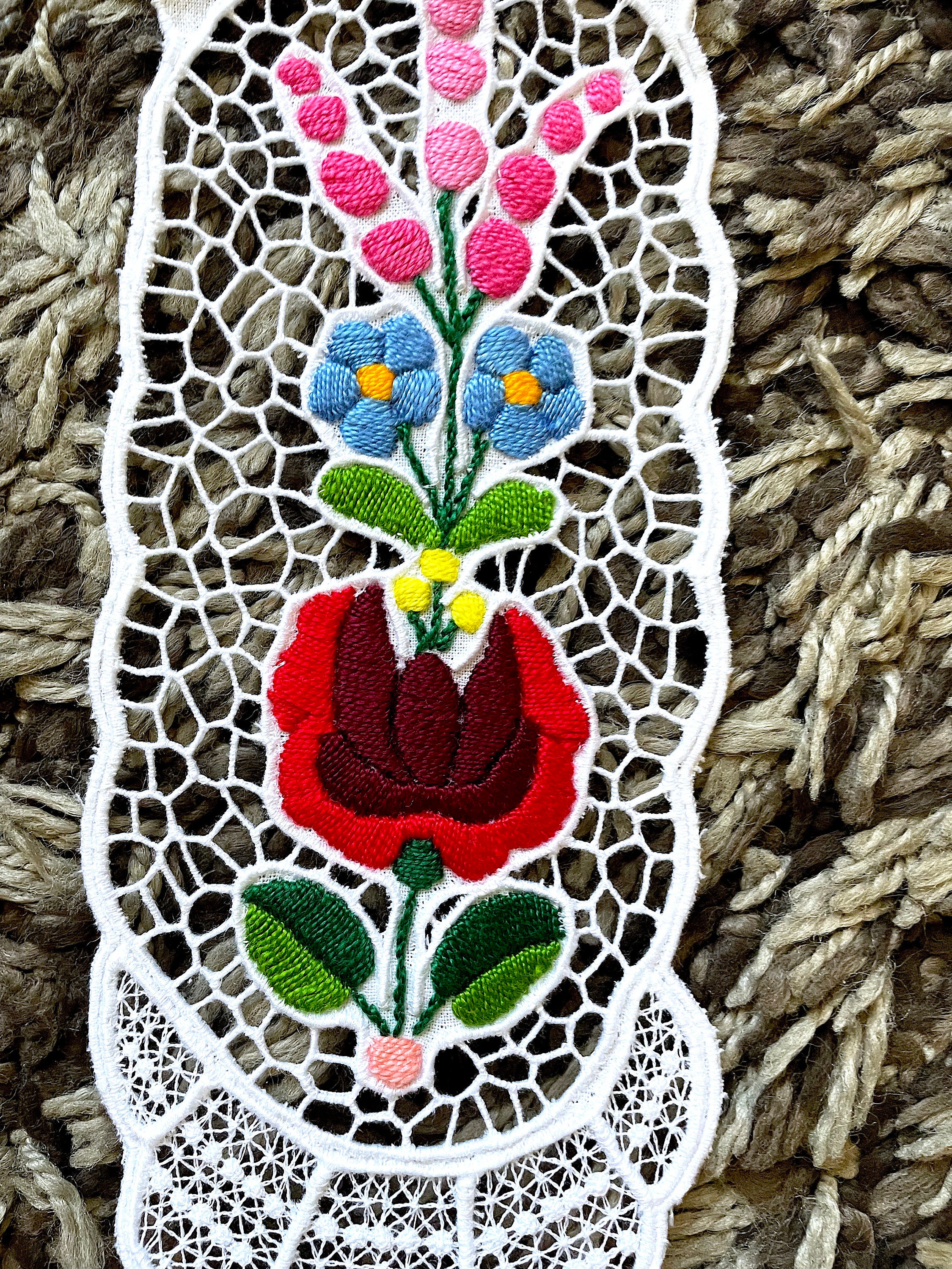 カラフルなモチーフが刺繍されたハンガリーの透かし彫りのエプロン