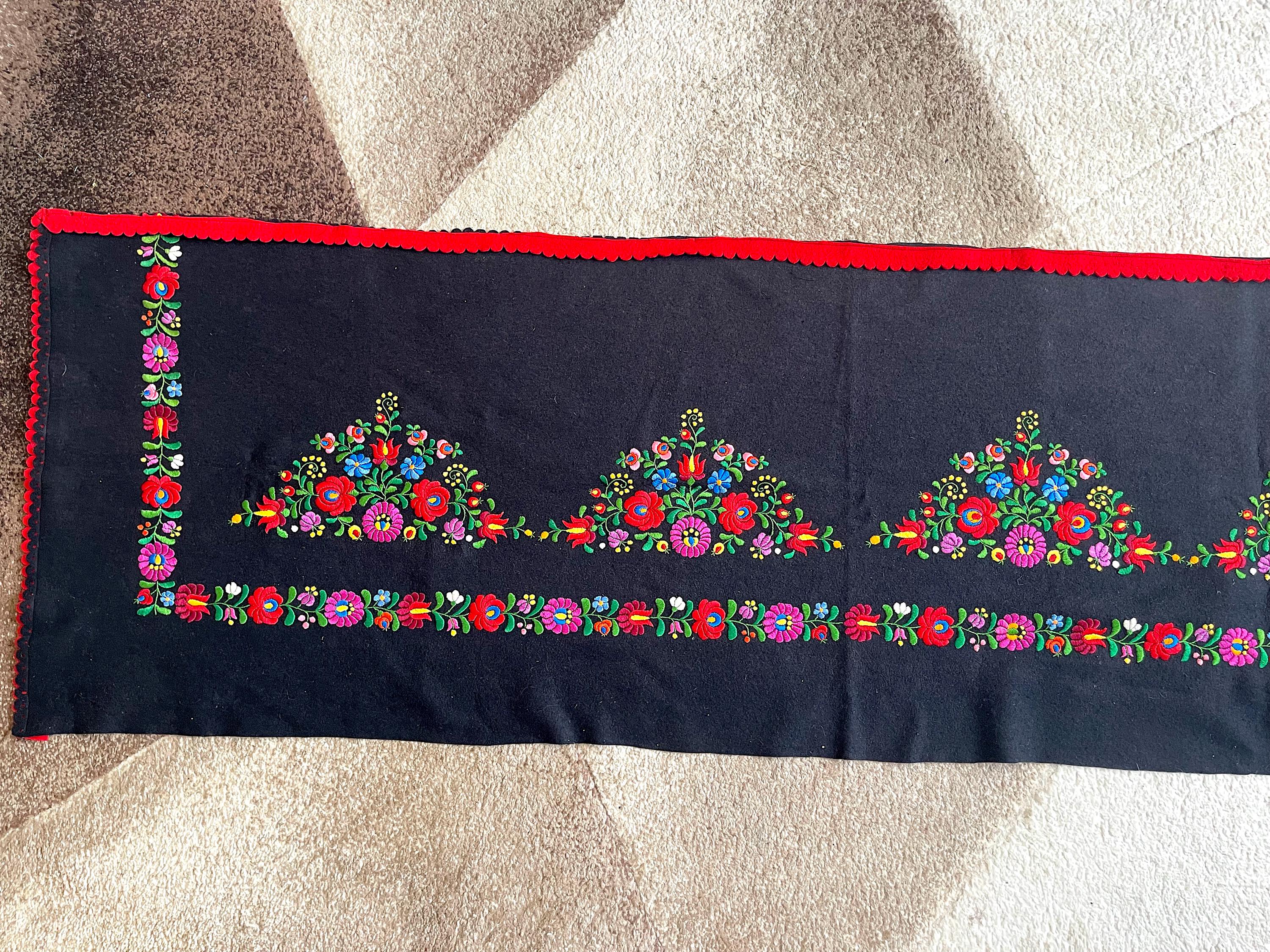 ハンガリーのヴィンテージカーテン ホームデコレーション 花の刺繍が施