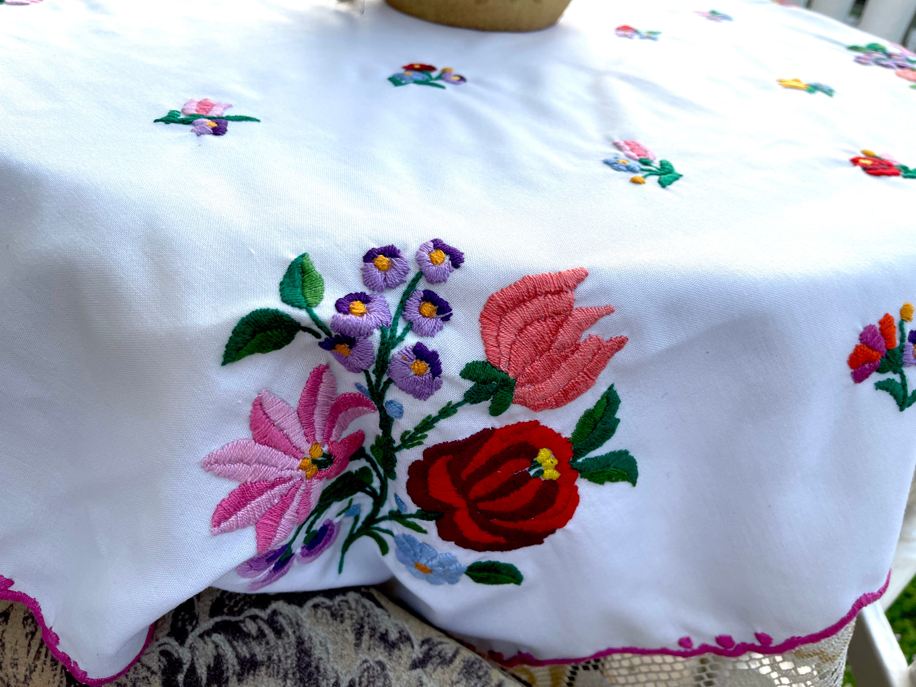 VINTAGE HUNGARIAN Hand Embroidered Tablecloth - Etsy