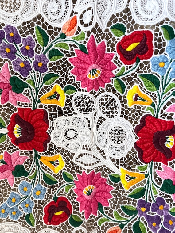 ハンガリー　テーブルクロス ハンガリーの正方形の手刺繍の透かし模様のテーブルクロス。テーブル