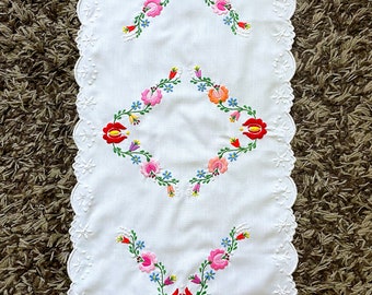 ヴィンテージ カロチャ ハンガリー花刺繍テーブルランナー (27インチ