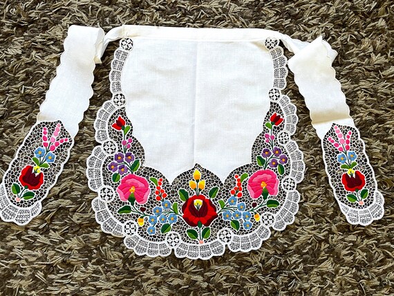 カラフルなモチーフが刺繍されたハンガリーの透かし彫りのエプロン