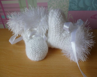 Knitting pattern (instant download) for baby lace-up booties. To knit in size 0-3 months.