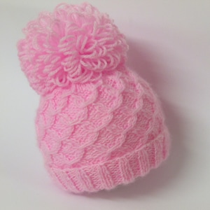 Modello ai ferri 58 download istantaneo Istruzioni in PDF per lavorare un cappello con pom pom in 3 misure. cappello a cuffia immagine 2