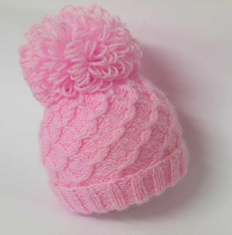 Modello ai ferri 58 download istantaneo Istruzioni in PDF per lavorare un cappello con pom pom in 3 misure. cappello a cuffia immagine 2