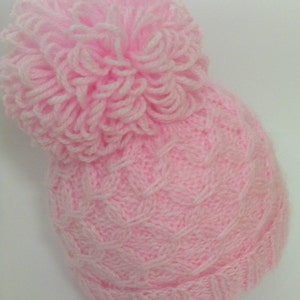 Modello ai ferri 58 download istantaneo Istruzioni in PDF per lavorare un cappello con pom pom in 3 misure. cappello a cuffia immagine 7