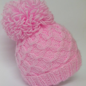 Modello ai ferri 58 download istantaneo Istruzioni in PDF per lavorare un cappello con pom pom in 3 misure. cappello a cuffia immagine 3