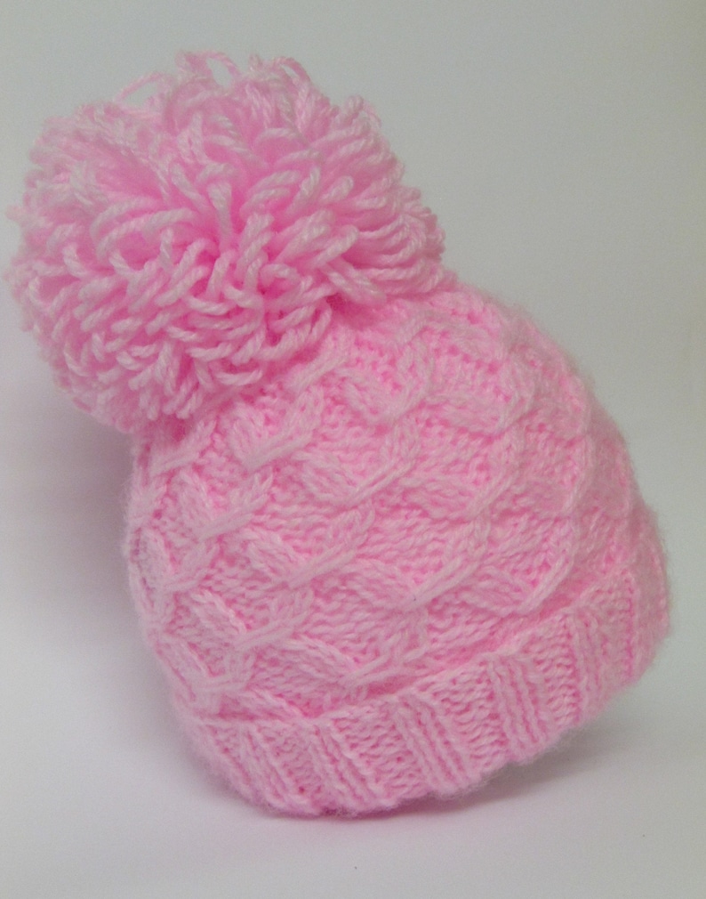 Modello ai ferri 58 download istantaneo Istruzioni in PDF per lavorare un cappello con pom pom in 3 misure. cappello a cuffia immagine 3