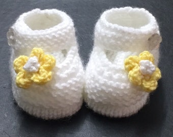 PDF Knitting pattern no 89. to knit  babys Mary jane shoes/booties, in sizes newborn, 0-3 months and 3-6 month's.