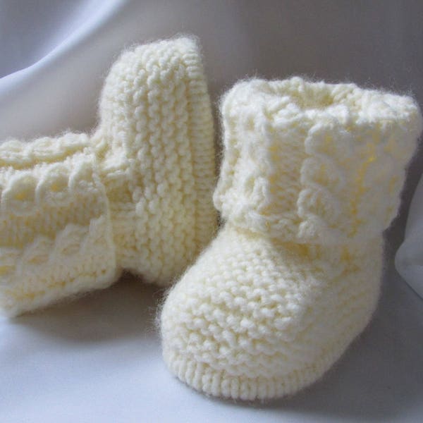 Patron PDF Tricot 33 Pour tricoter des chaussons bébés filles/garçons/unisexes, chaussons, bottes, chaussures dans les tailles Nouveau-né, 0-3 et 3-6 mois. Écrit en anglais.