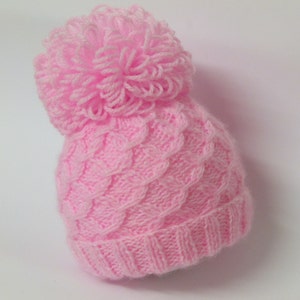 Modello ai ferri 58 download istantaneo Istruzioni in PDF per lavorare un cappello con pom pom in 3 misure. cappello a cuffia immagine 1