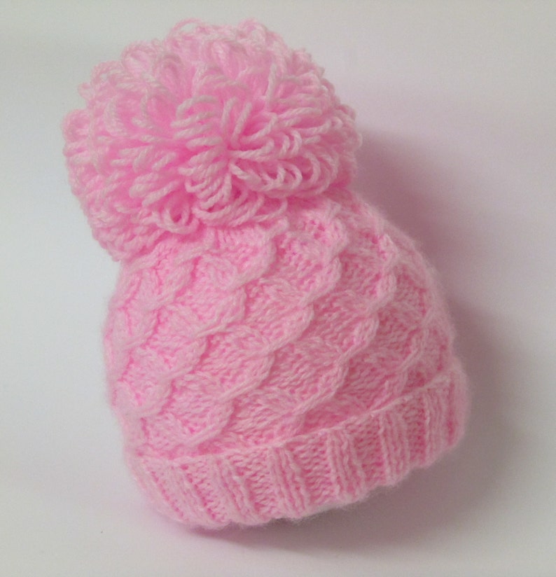 Modello ai ferri 58 download istantaneo Istruzioni in PDF per lavorare un cappello con pom pom in 3 misure. cappello a cuffia immagine 1