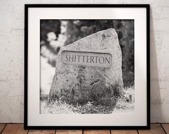 Sinal de trânsito de Shitterton - impressão fotográfica em preto e branco