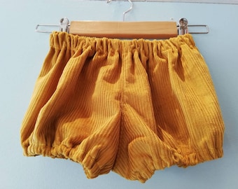 Pantaloni, mutandine e pantaloncini dorati.