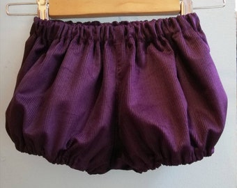 Pantaloni a campana in velluto a coste di cotone color melanzana.