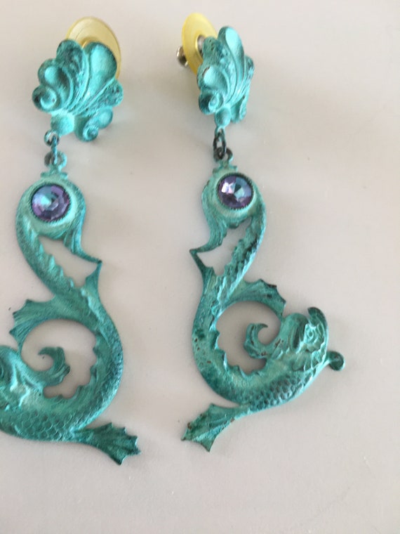 Pierced earrings with a pair of seahorses and a la