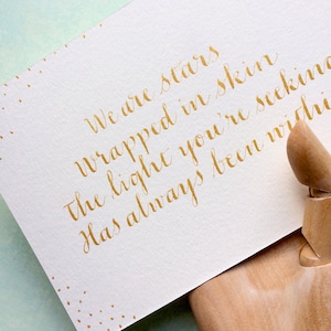 Tarjetas escritas a mano Tarjetas de caligrafía Cita de caligrafía Tarjeta motivacional Letras escritas a mano Regalo Oro en tarjeta de escritura a mano blanca