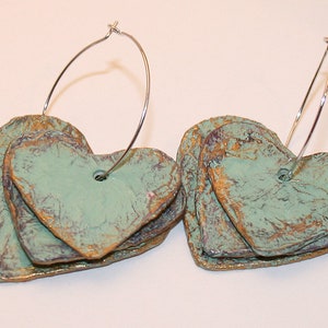 Pendientes bohemios de corazones de color verde pálido hechos de papel maché con aros dorados, joyería reciclada de estilo shabby chic