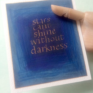 Tarjeta motivacional OOAK hecha a mano Cita caligráfica Las estrellas no pueden brillar sin oscuridad Tarjeta escrita a mano Color dorado