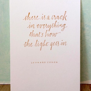 Cita de Leonard Cohen Tarjetas manuscritas Tarjetas de caligrafía Cita de caligrafía Tarjeta motivacional Letras de Leonard Cohen Oro sobre blanco