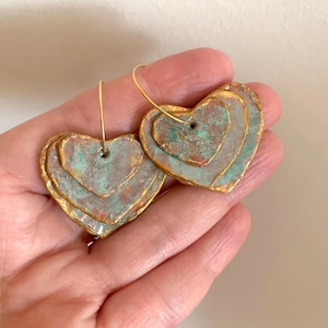 Orecchini a cerchio in carta a 3 cuori con patina di rame, orecchini leggeri, gioielli in cartapesta Boho OOAK
