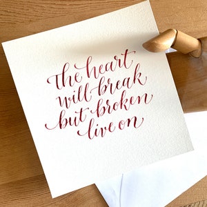 Motivationskarte Moderne Kalligraphie Lord Byron Zitat Handgeschriebene Karte OOAK gebrochenes Herz Rot Life Goes On Kupferstich Schrift Sympathy